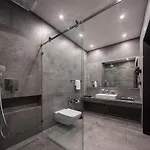 Raymond Hotel