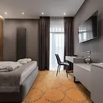 Raymond Hotel
