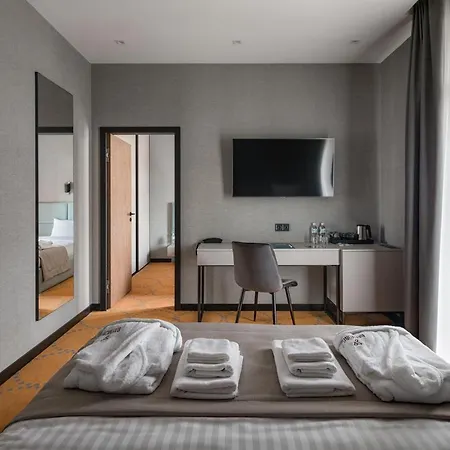 Raymond Hotel