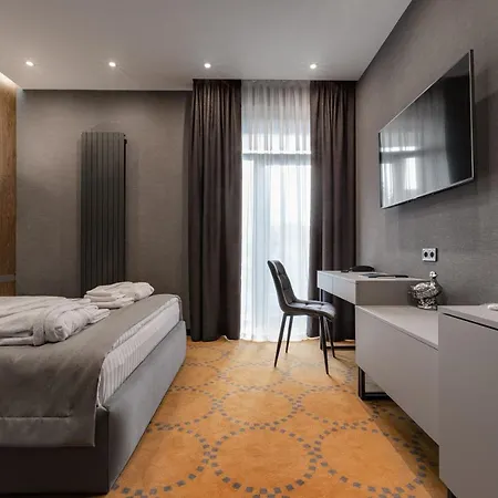 Raymond Hotel