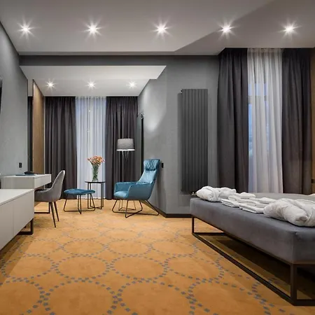 Raymond Hotel