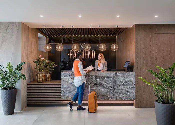 Отель Raymond